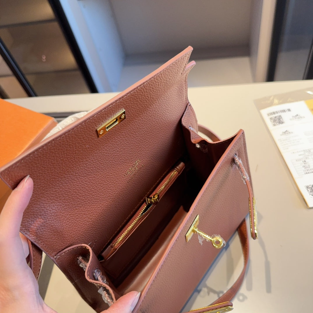 A classic Hermès Kelly bag from the Hermès boutique!