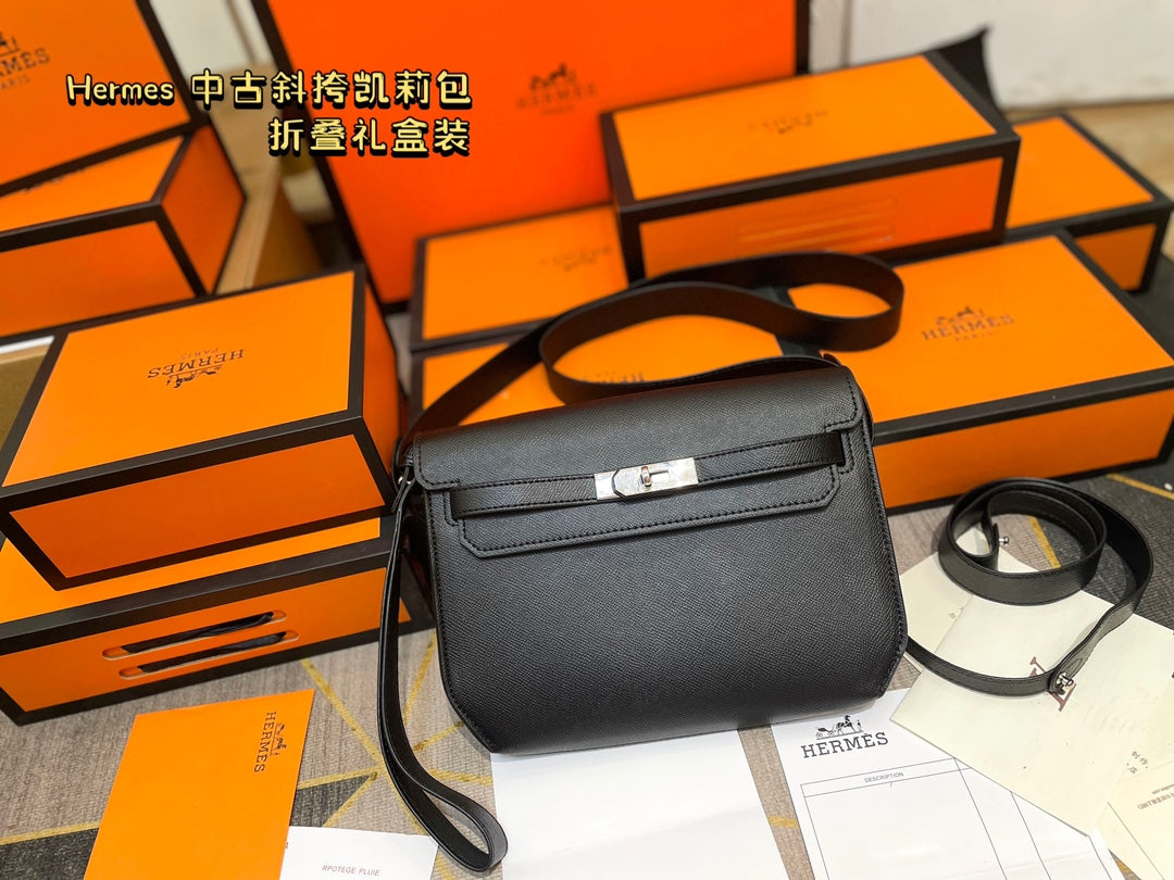 Hermès' palm-print Kelly bag is stylish.