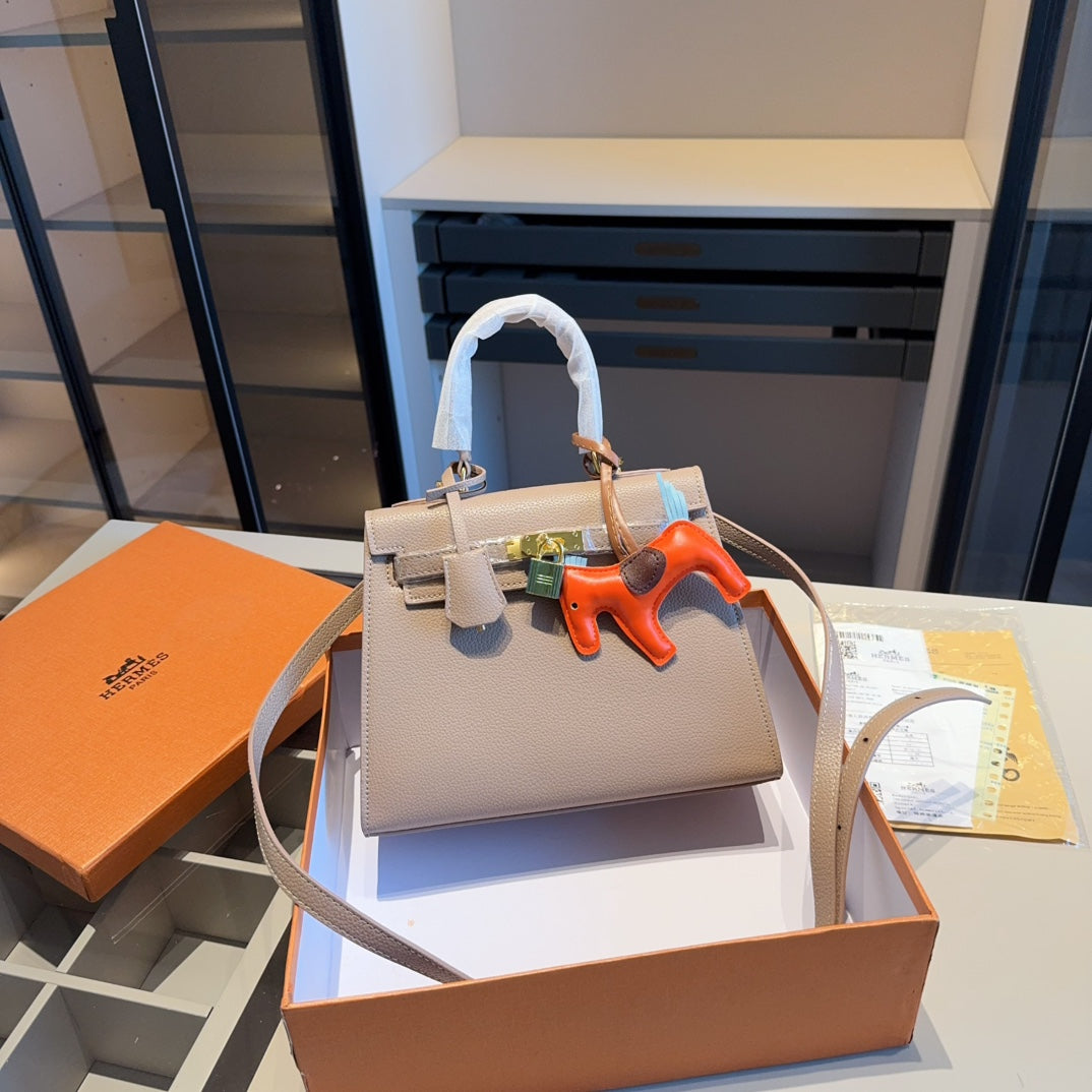 A classic Hermès Kelly bag from the Hermès boutique!
