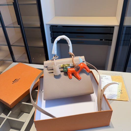 A classic Hermès Kelly bag from the Hermès boutique!