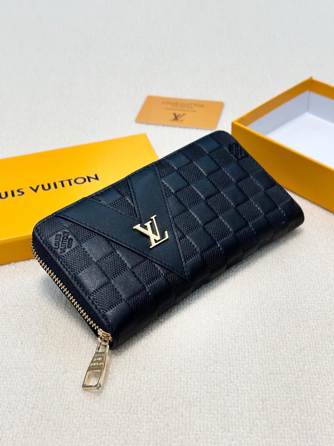New LV Men's Clutch
