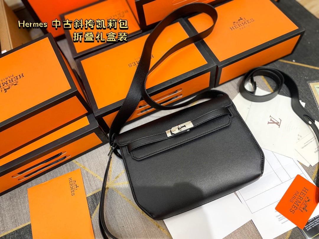 Hermès' palm-print Kelly bag is stylish.