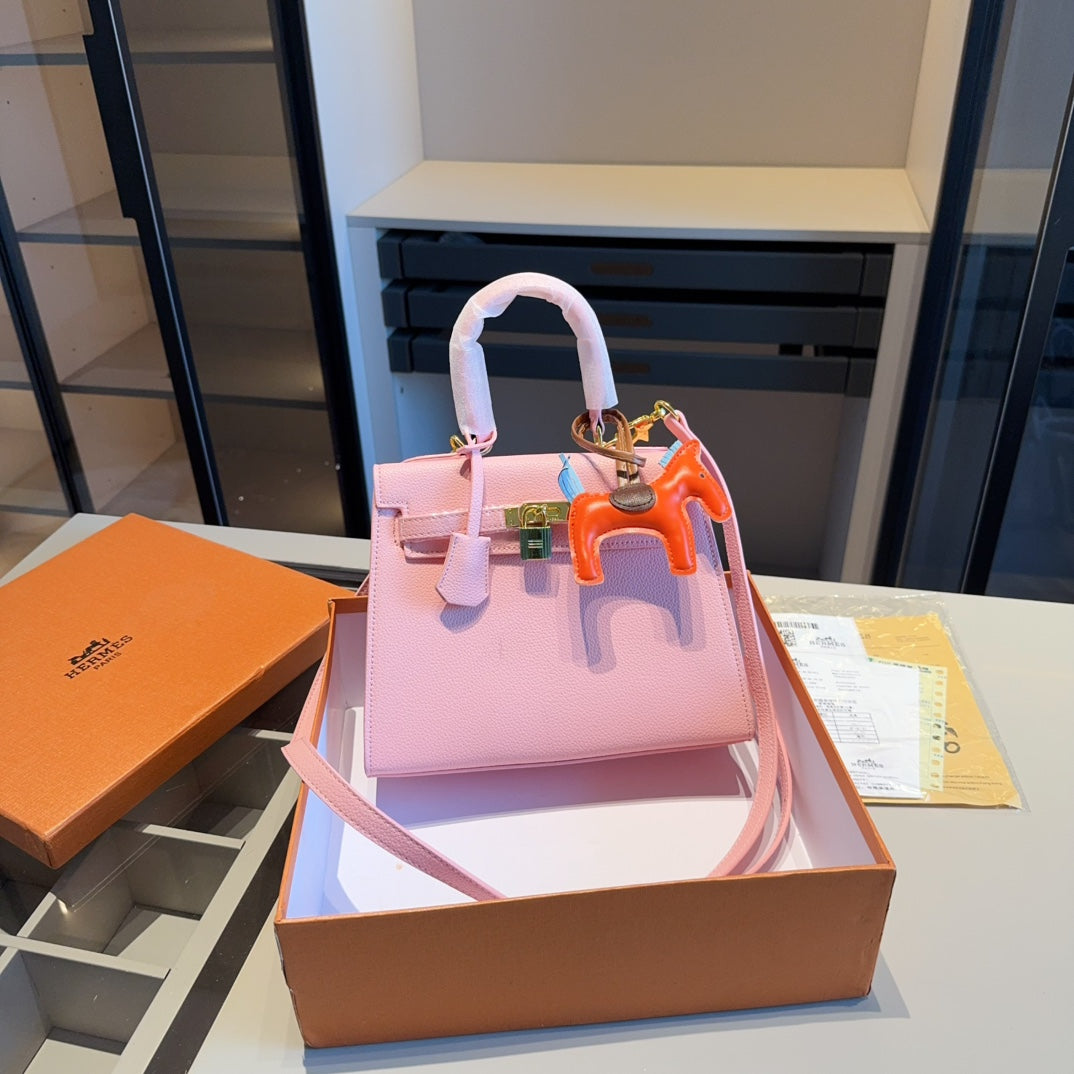 A classic Hermès Kelly bag from the Hermès boutique!