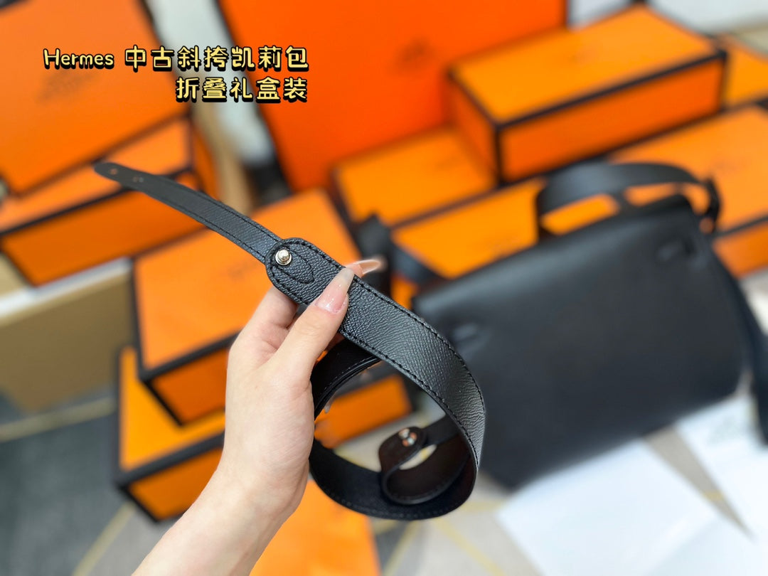 Hermès' palm-print Kelly bag is stylish.