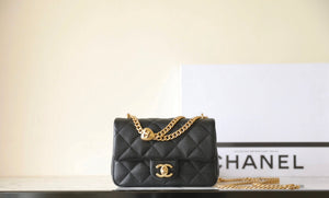 𝐂𝐡𝐚𝐧𝐞𝟏 𝟮𝟰𝗣 Heart buckle flap bag black