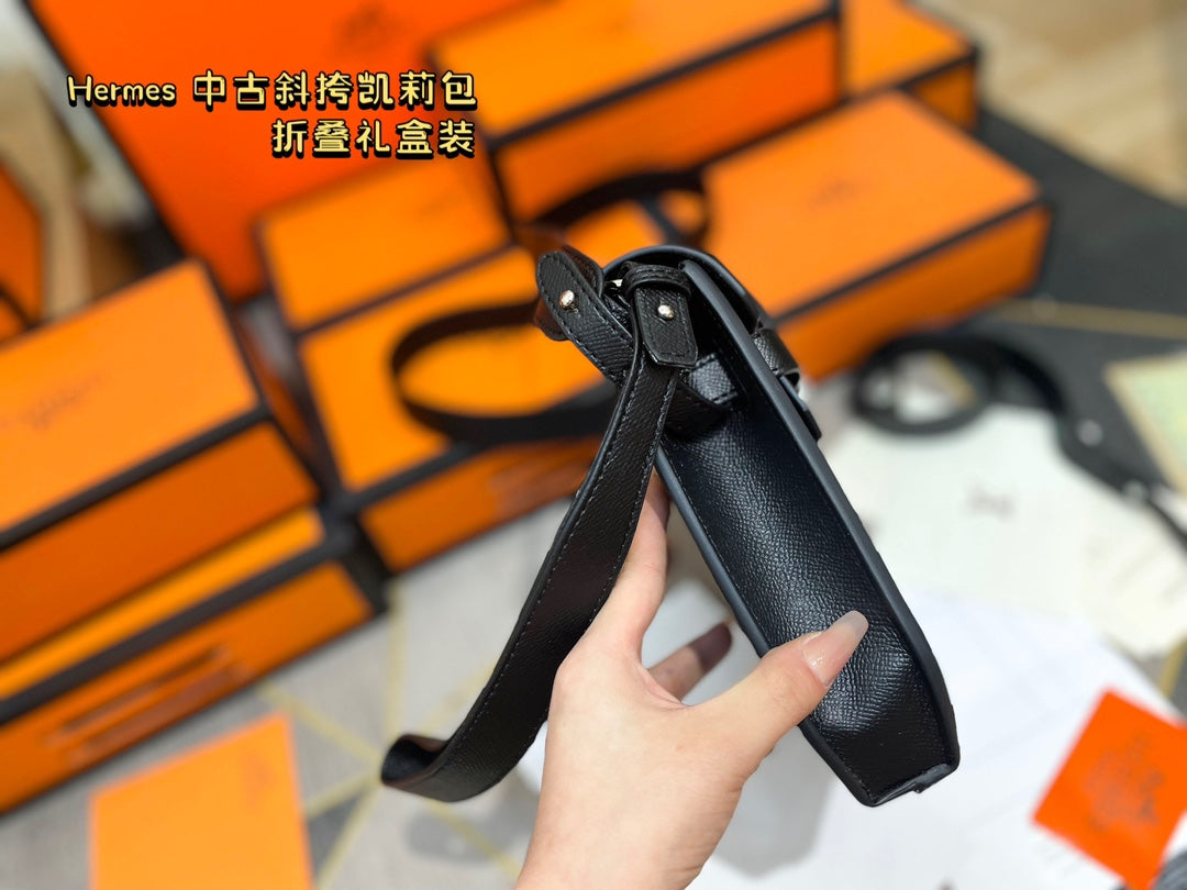 Hermès' palm-print Kelly bag is stylish.