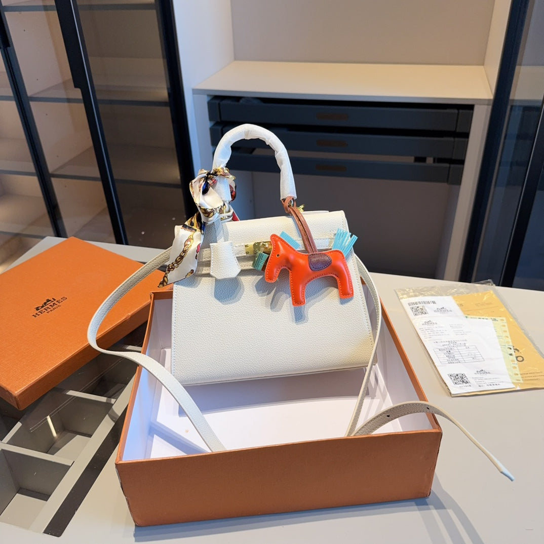 A classic Hermès Kelly bag from the Hermès boutique!