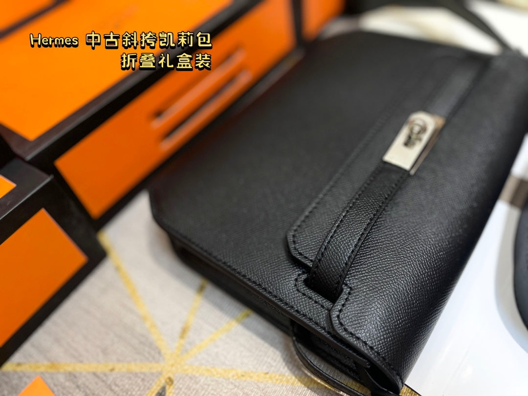 Hermès' palm-print Kelly bag is stylish.