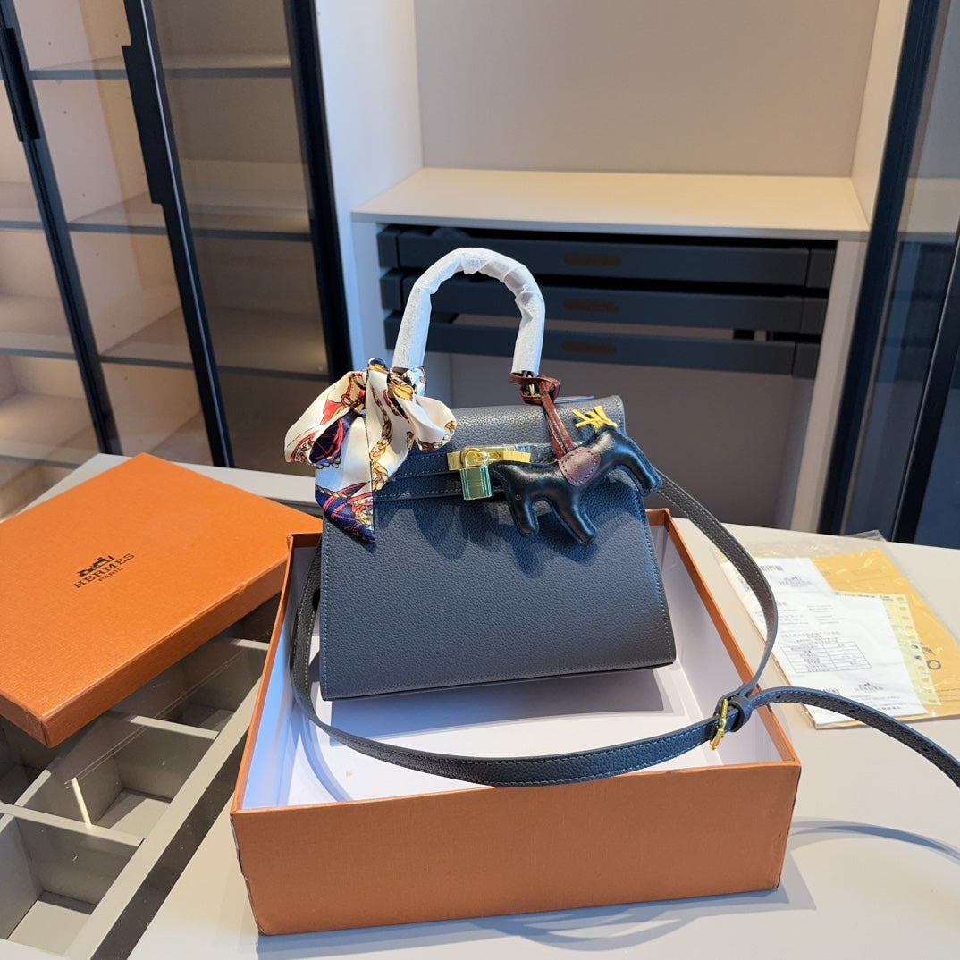 A classic Hermès Kelly bag from the Hermès boutique!