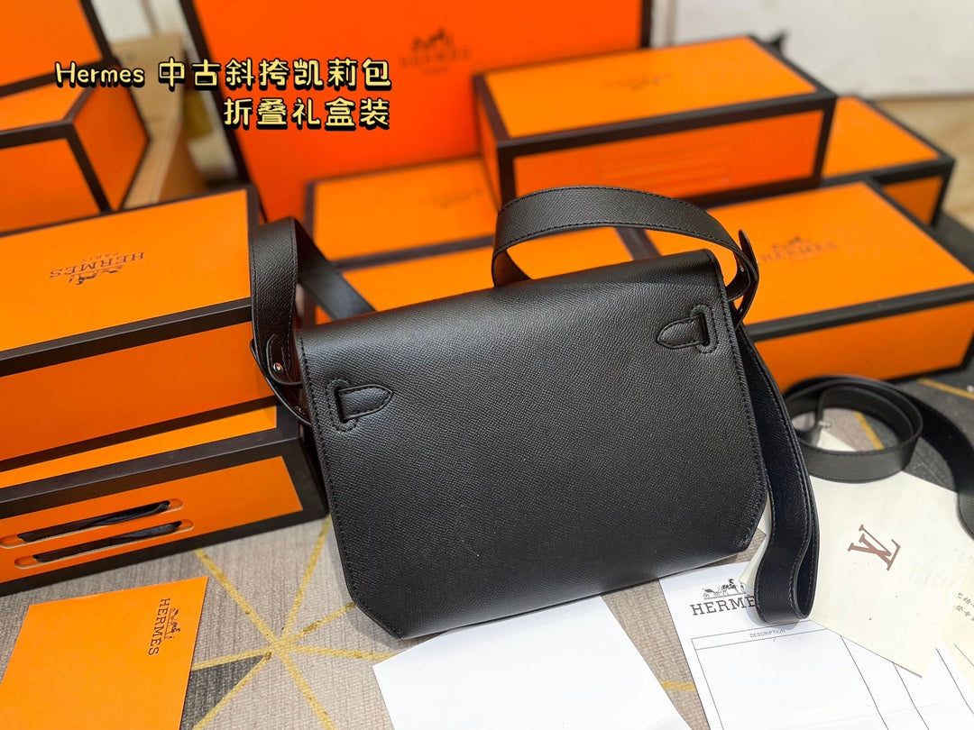 Hermès' palm-print Kelly bag is stylish.