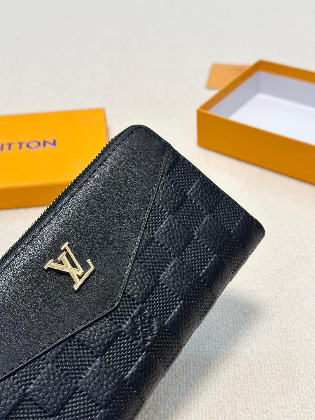 New LV Men's Clutch