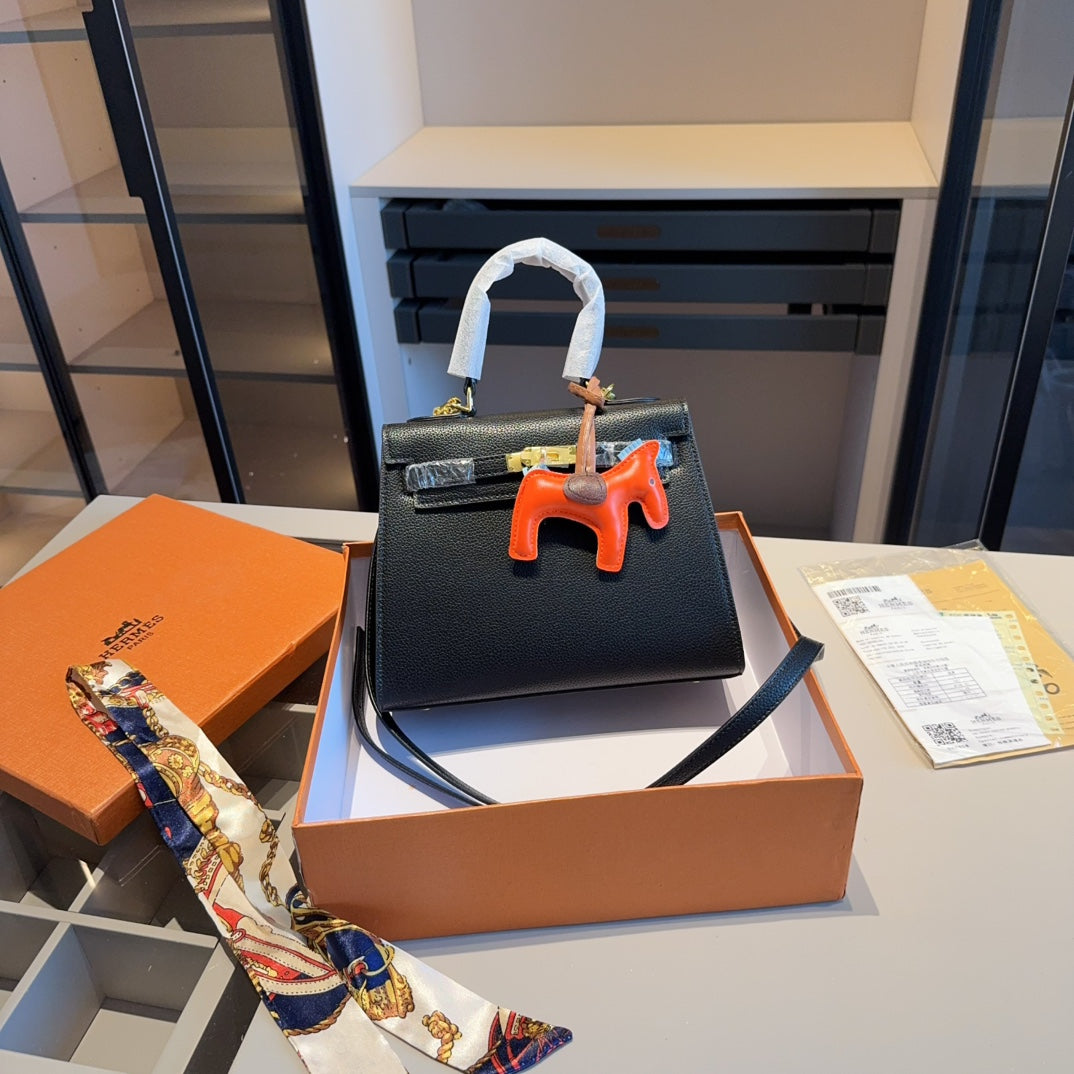 A classic Hermès Kelly bag from the Hermès boutique!