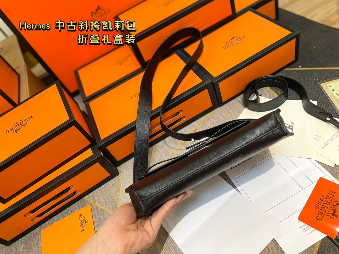 Hermès' palm-print Kelly bag is stylish.