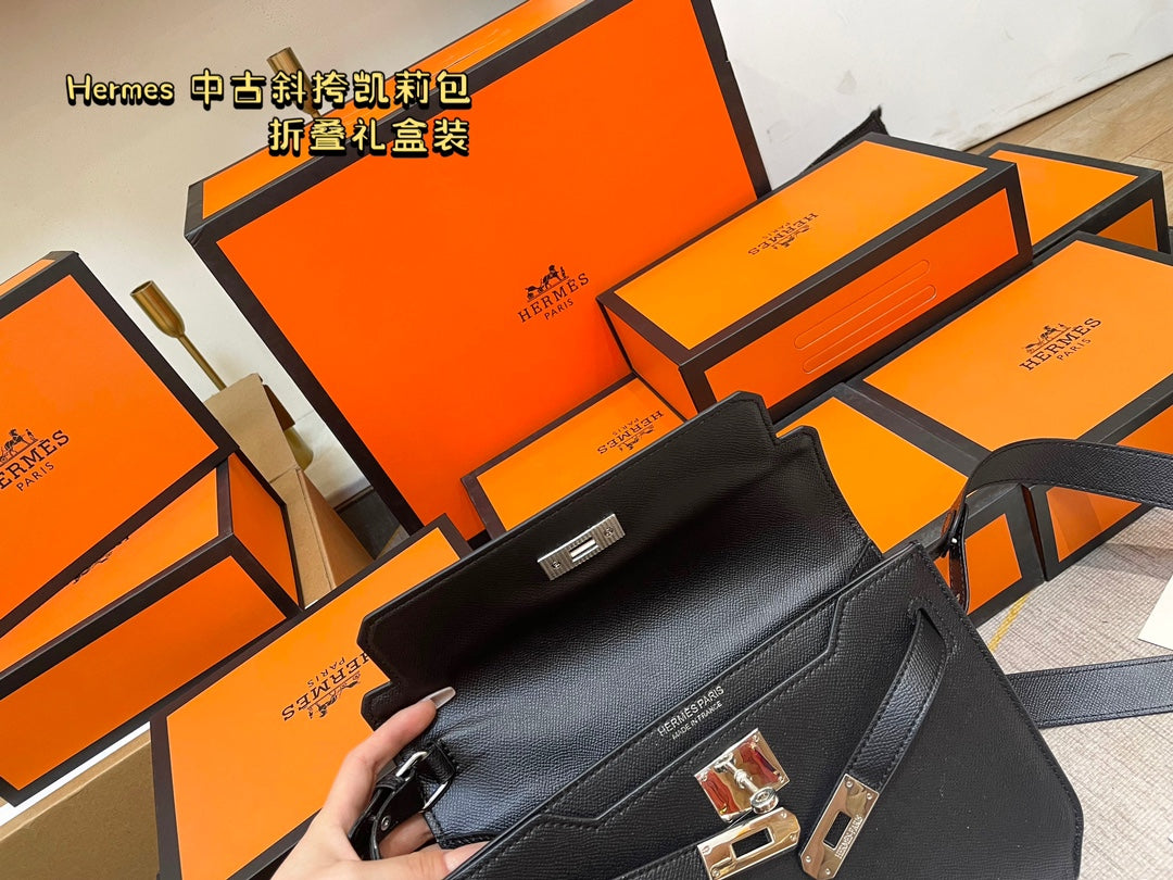 Hermès' palm-print Kelly bag is stylish.