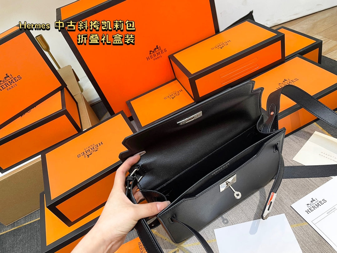 Hermès' palm-print Kelly bag is stylish.