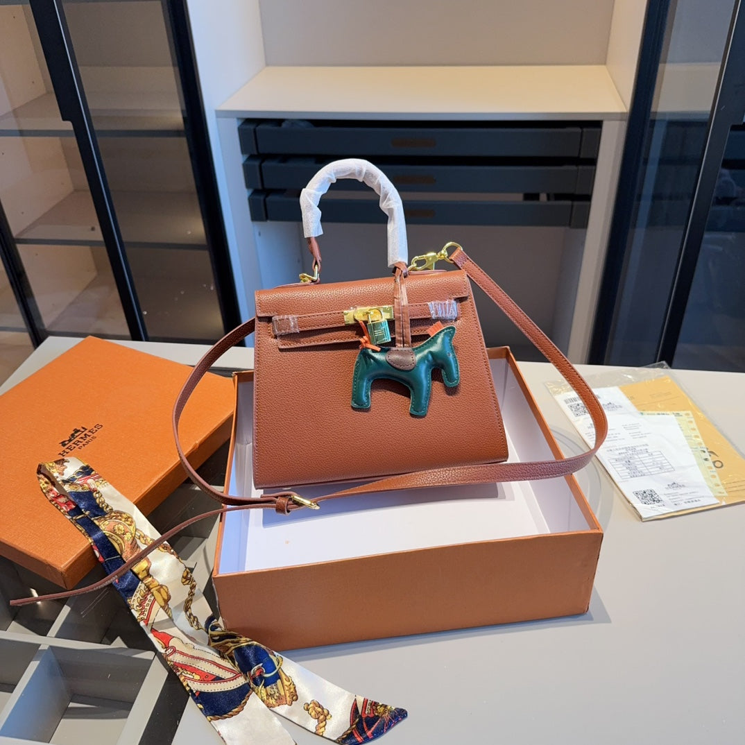 A classic Hermès Kelly bag from the Hermès boutique!
