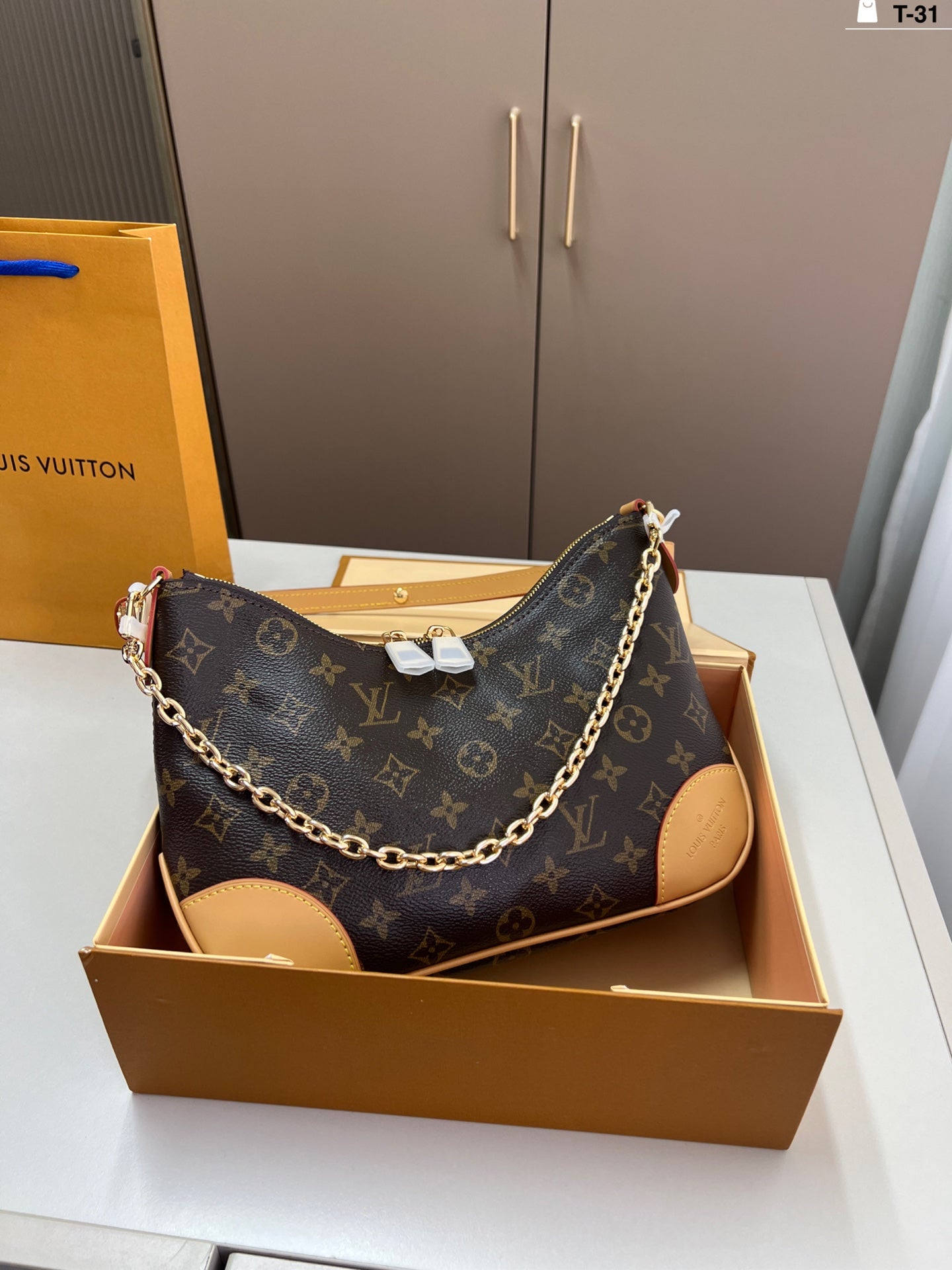 Lv Vintage Classic Croissant