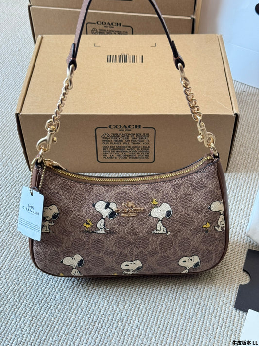 Coach Snoopy Underarm Bag