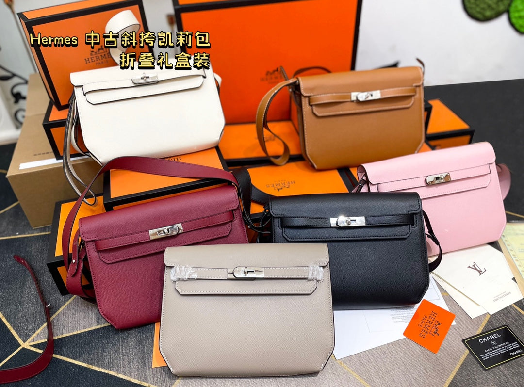 Hermès' palm-print Kelly bag is stylish.