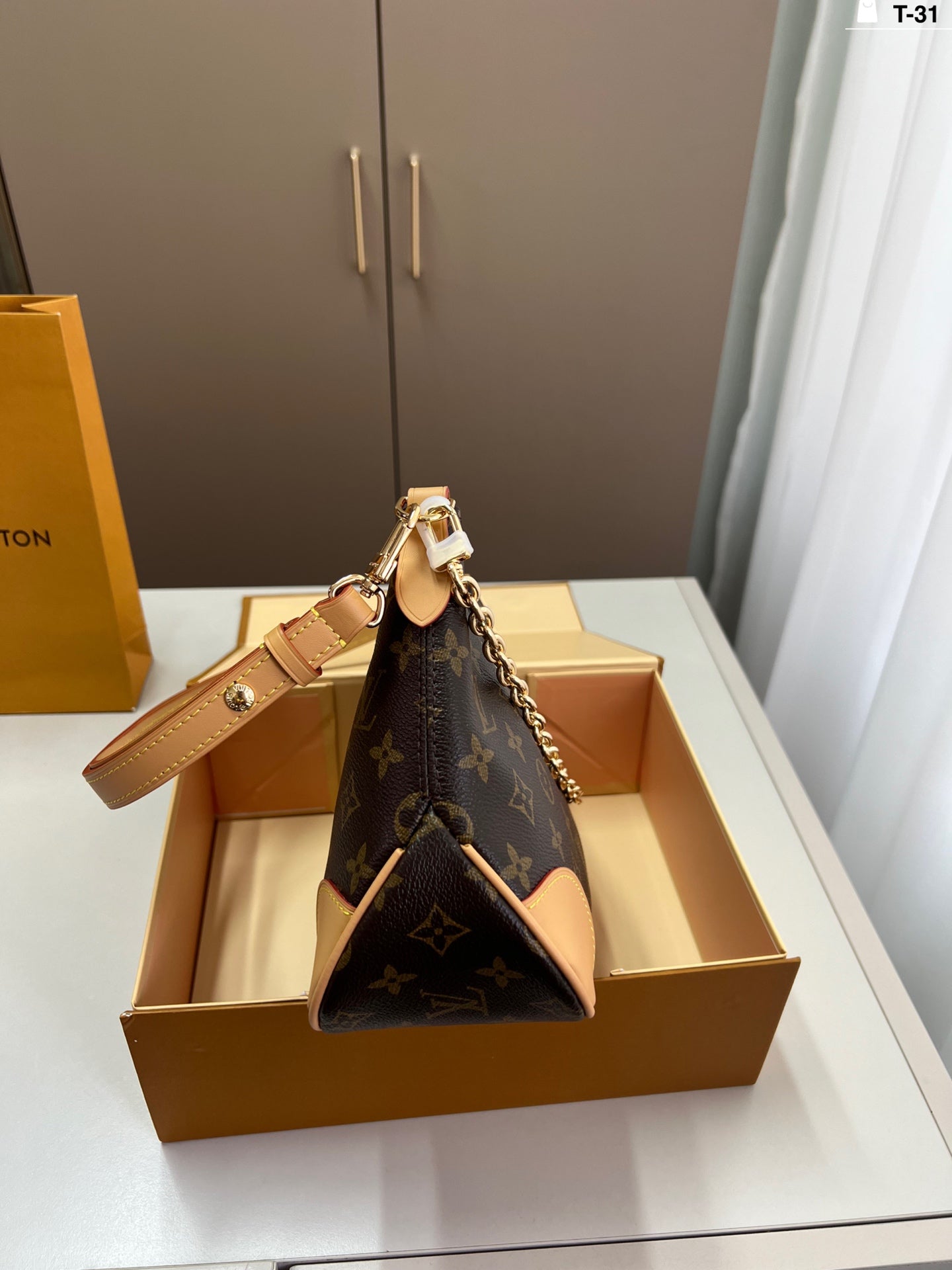 Lv Vintage Classic Croissant