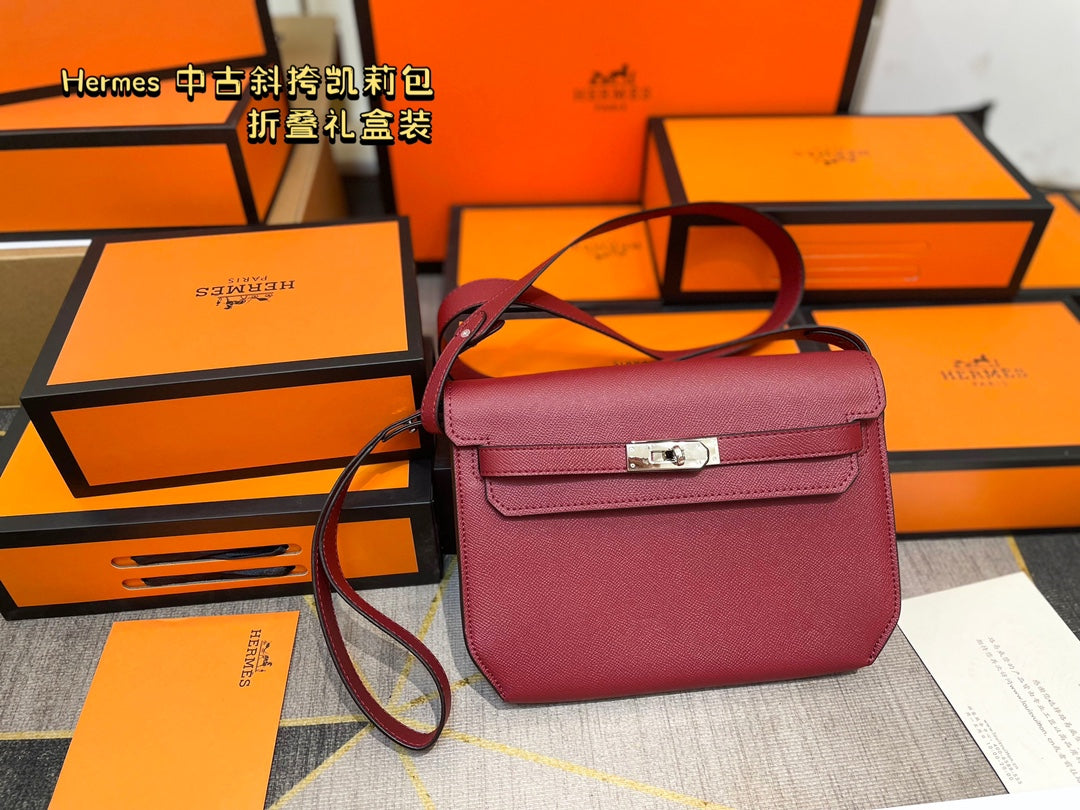 Hermès' palm-print Kelly bag is stylish.