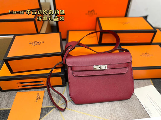 Hermès' palm-print Kelly bag is stylish.