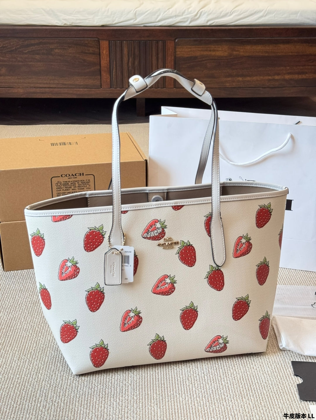 Coach City Tote Strawberry 🍓