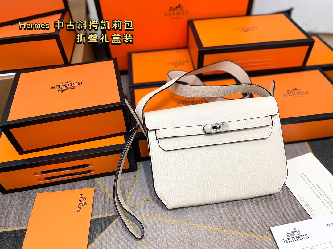 Hermès' palm-print Kelly bag is stylish.