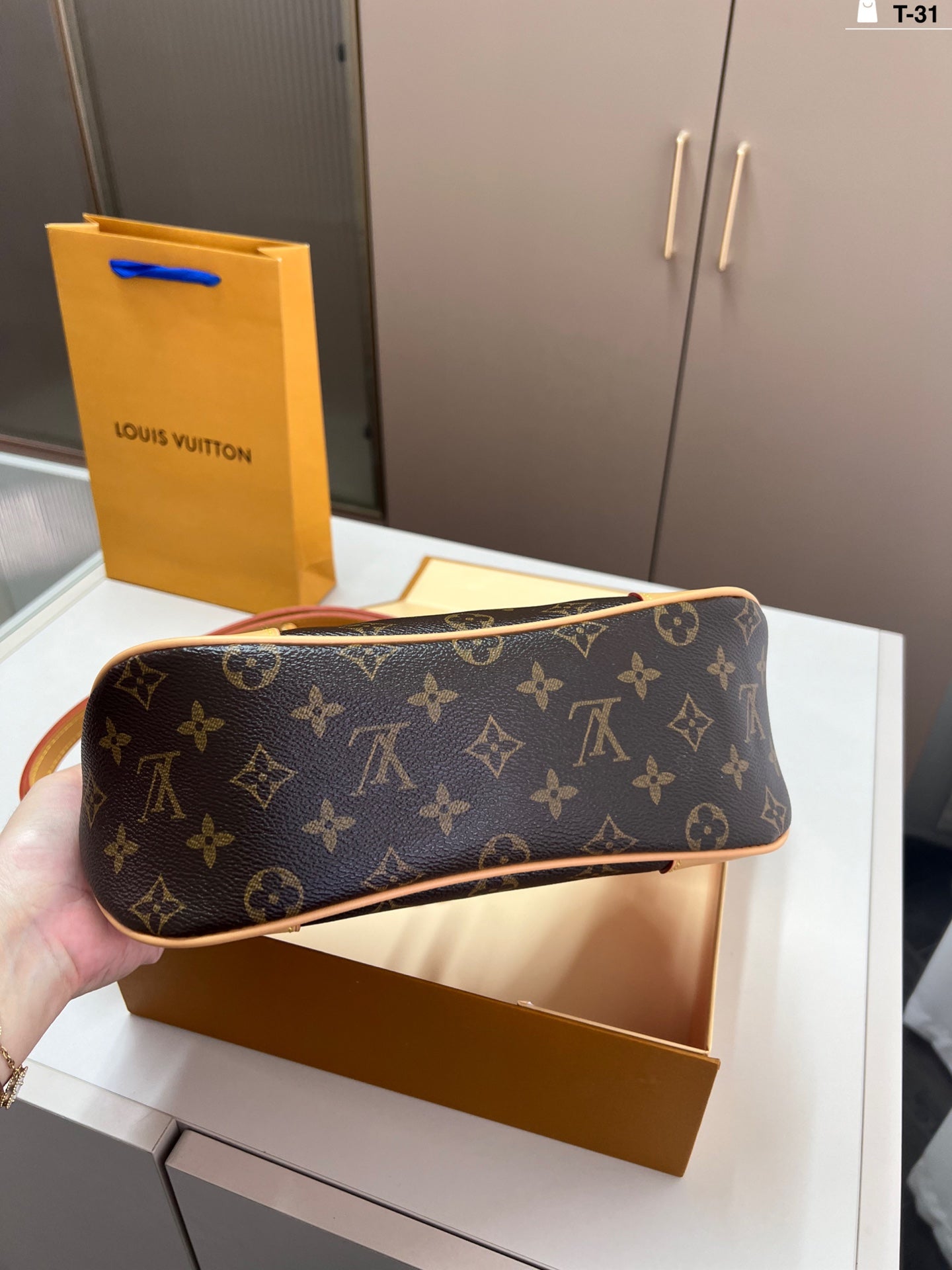 Lv Vintage Classic Croissant