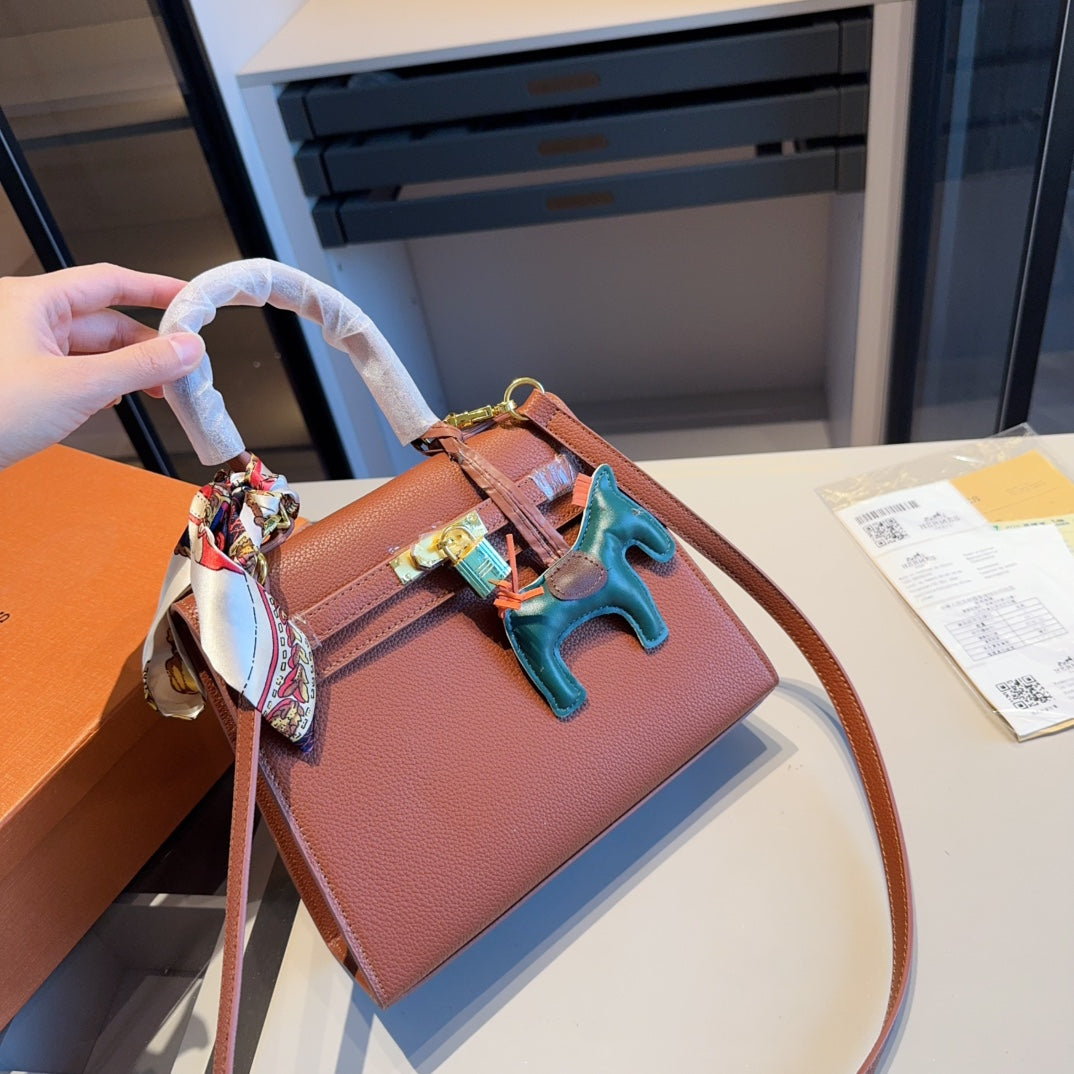 A classic Hermès Kelly bag from the Hermès boutique!