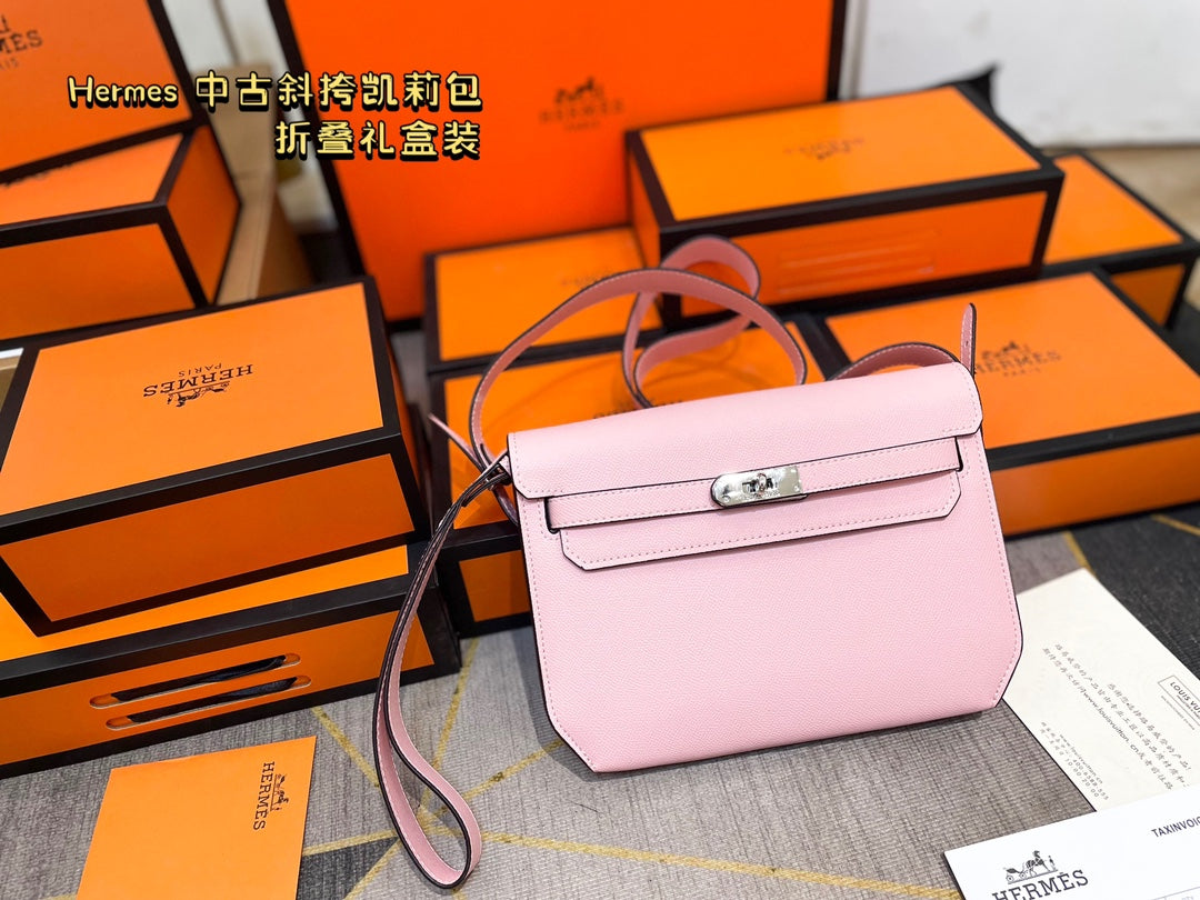 Hermès' palm-print Kelly bag is stylish.