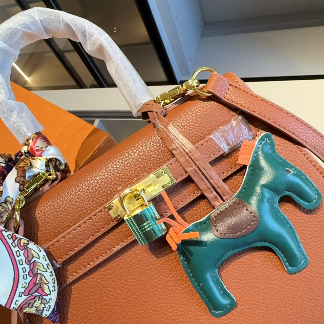 A classic Hermès Kelly bag from the Hermès boutique!