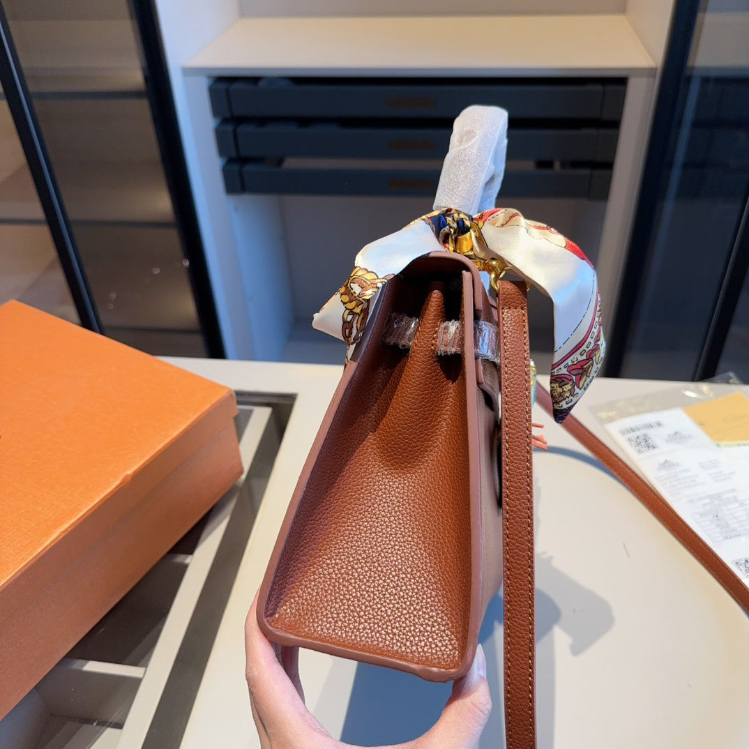 A classic Hermès Kelly bag from the Hermès boutique!
