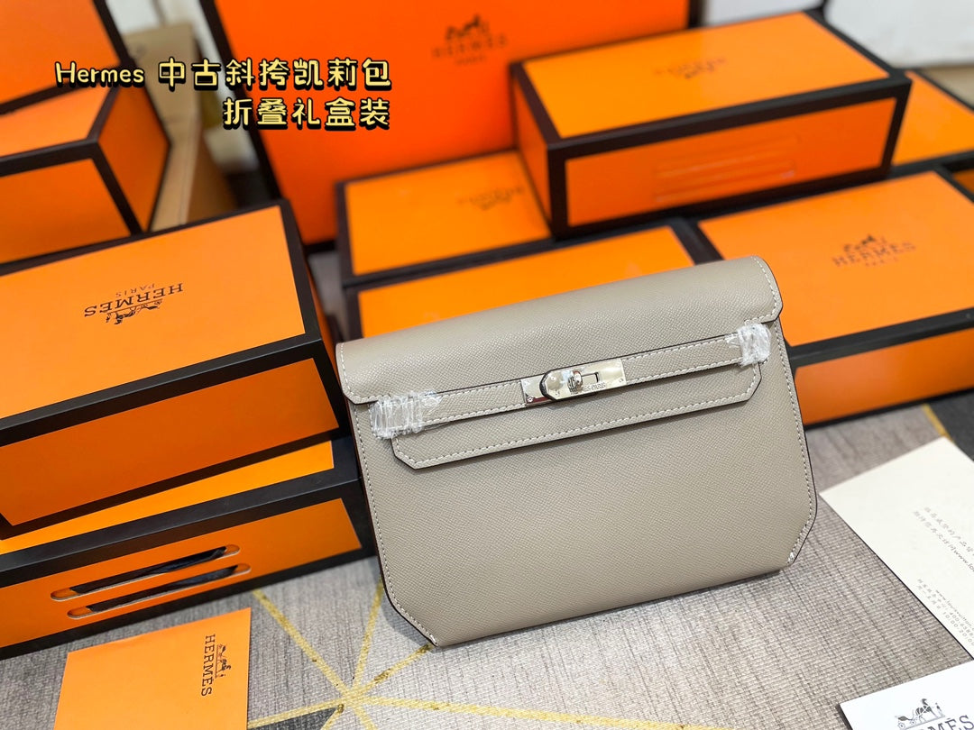 Hermès' palm-print Kelly bag is stylish.