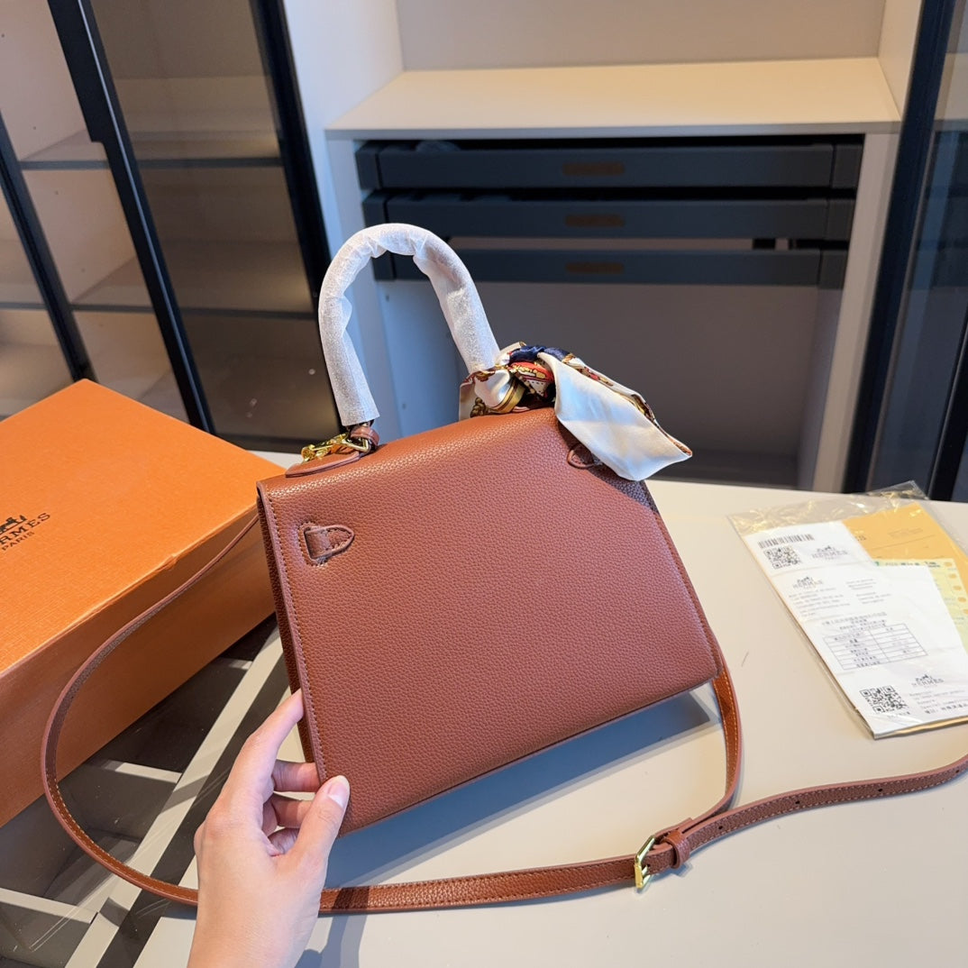 A classic Hermès Kelly bag from the Hermès boutique!