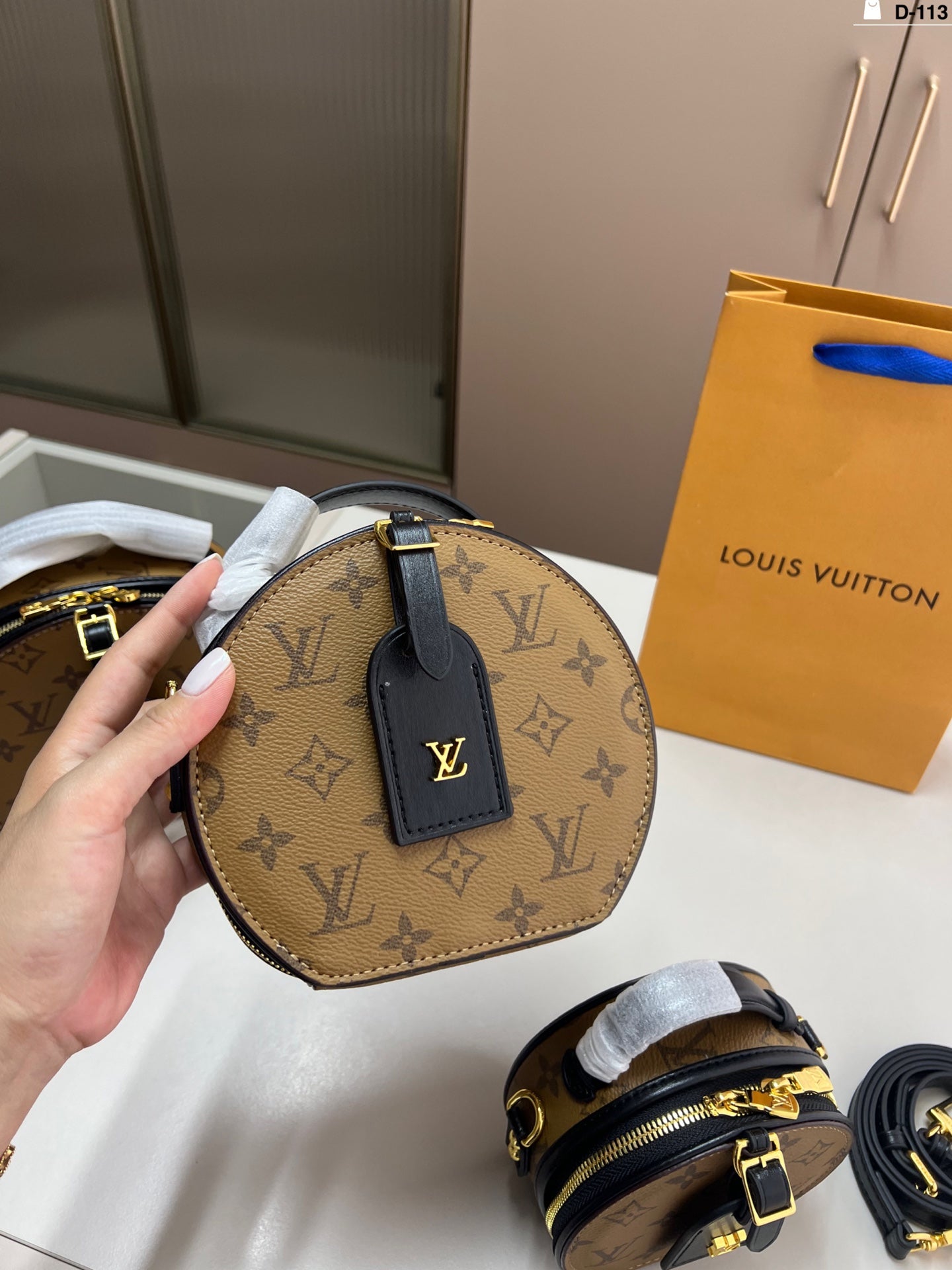 Lv Round Bag With A Rounded Top