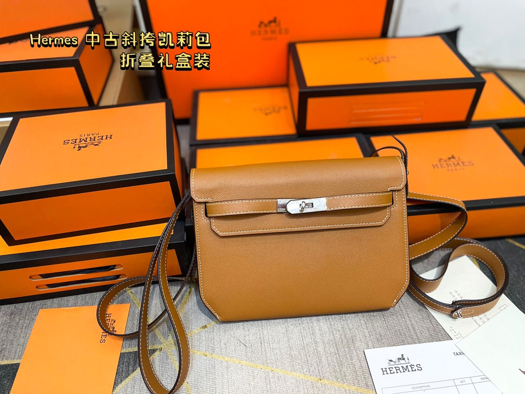 Hermès' palm-print Kelly bag is stylish.