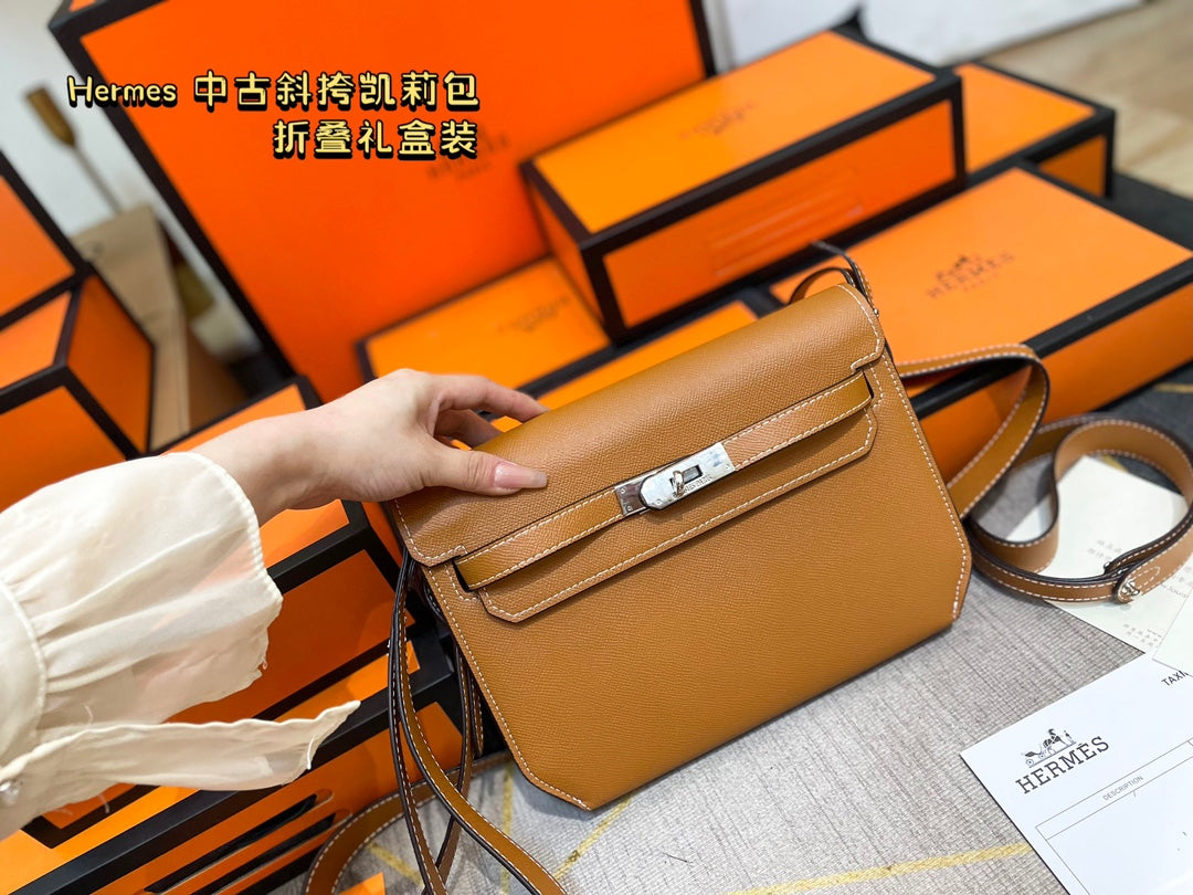 Hermès' palm-print Kelly bag is stylish.