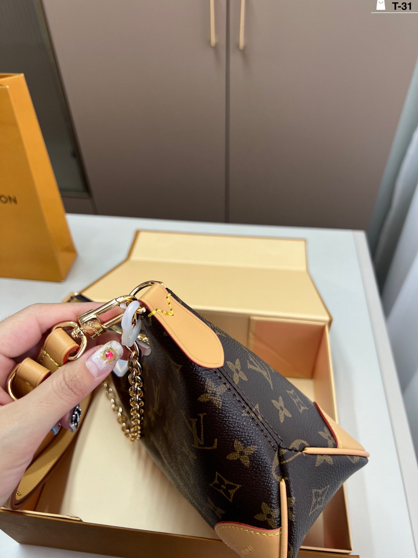 Lv Vintage Classic Croissant