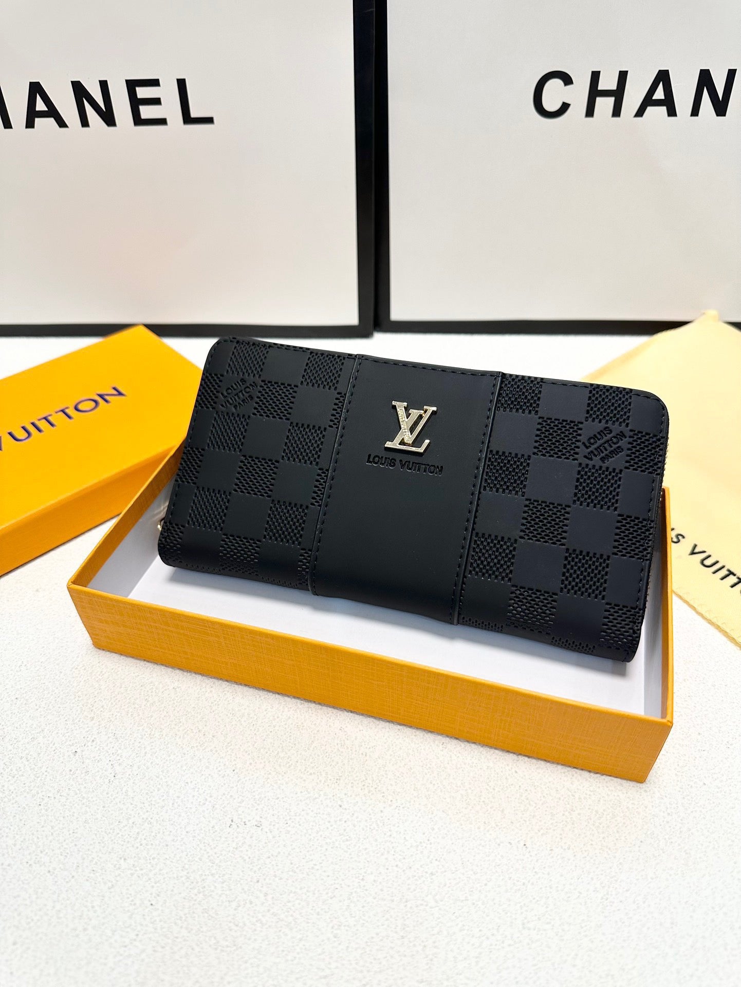 New LV Men's Clutch