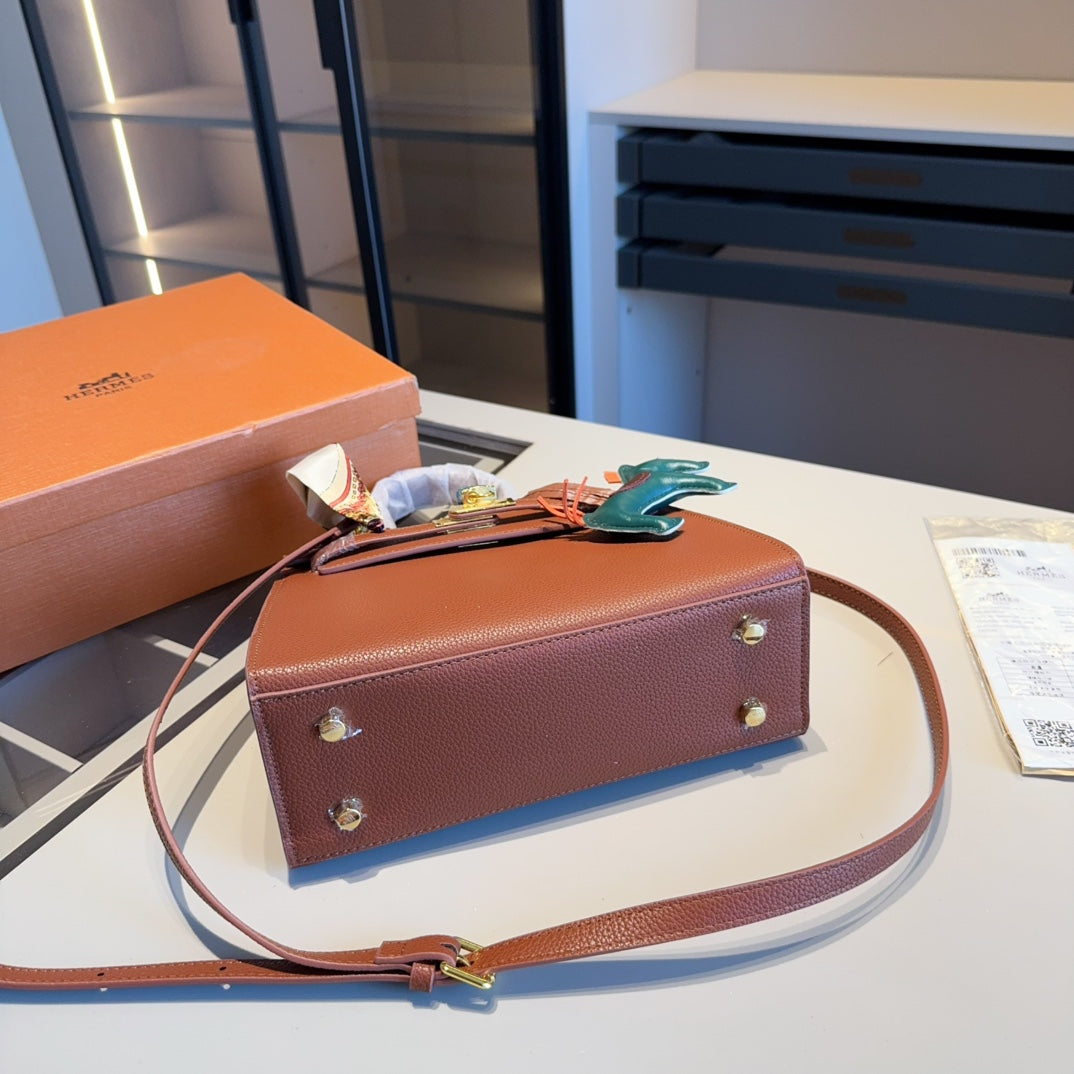 A classic Hermès Kelly bag from the Hermès boutique!