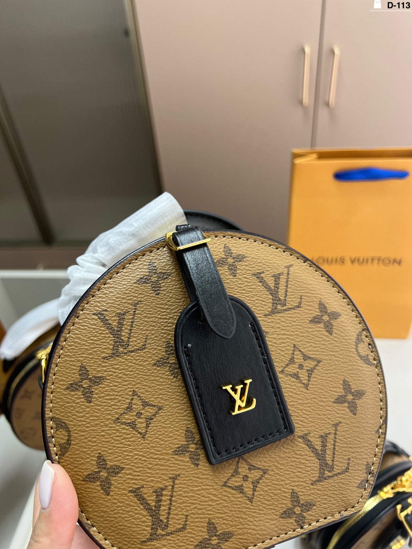 Lv Round Bag With A Rounded Top