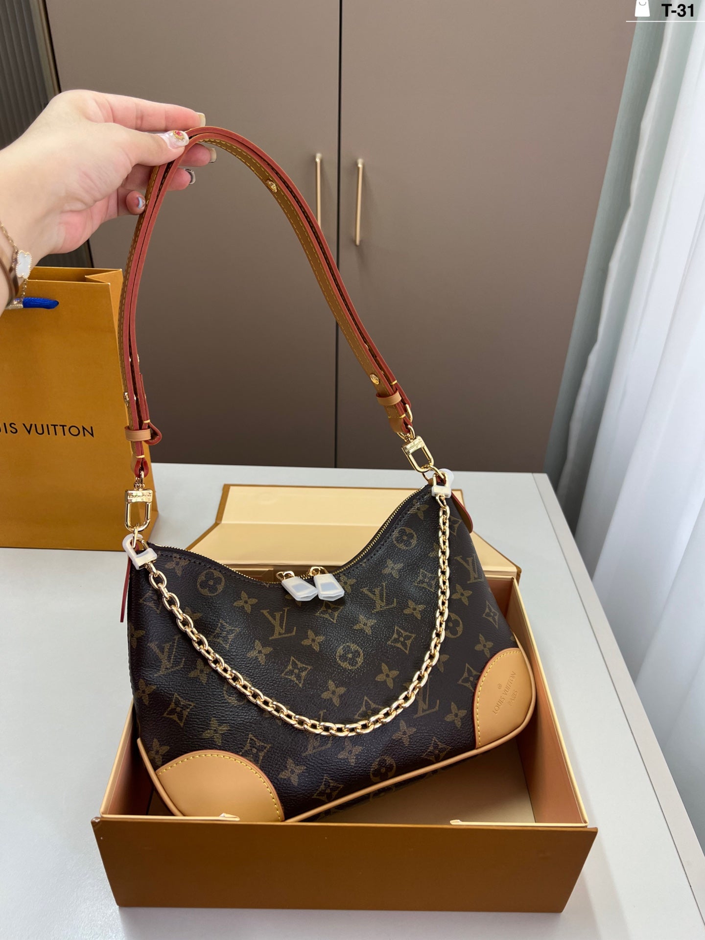 Lv Vintage Classic Croissant