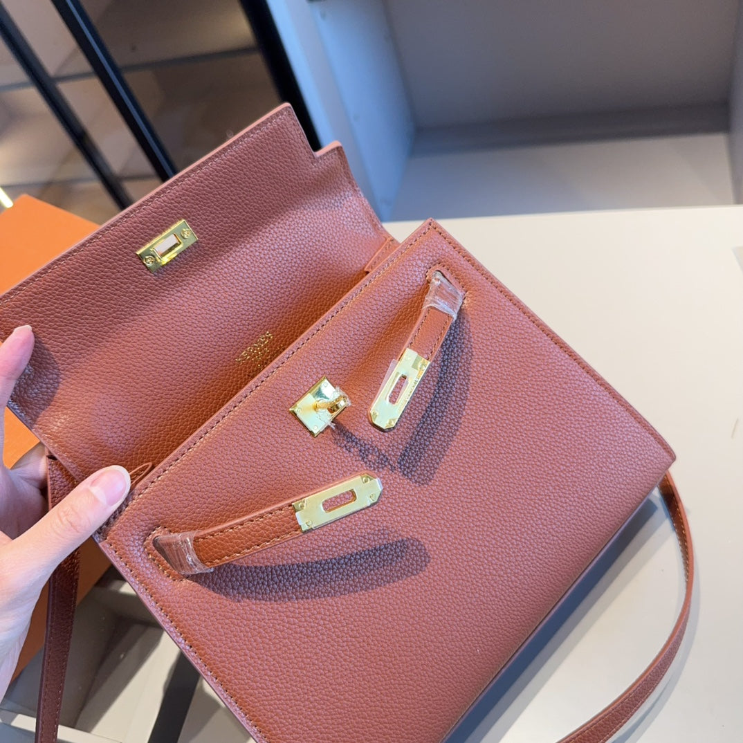 A classic Hermès Kelly bag from the Hermès boutique!