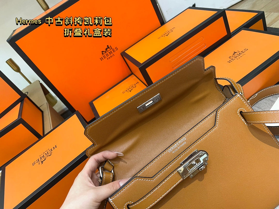 Hermès' palm-print Kelly bag is stylish.