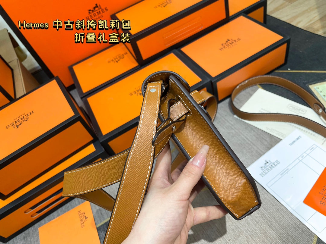 Hermès' palm-print Kelly bag is stylish.