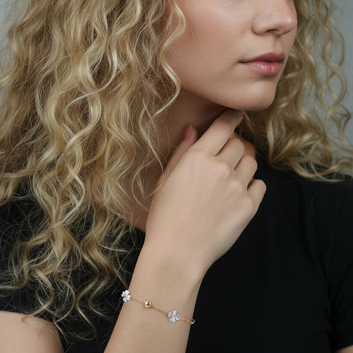 Delicada pulsera de cadena con flor de concha tallada y estación de circonitas engastadas