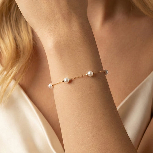 Pulsera fina de cadena con estación de perlas de concha de 5 mm en oro de 14 quilates